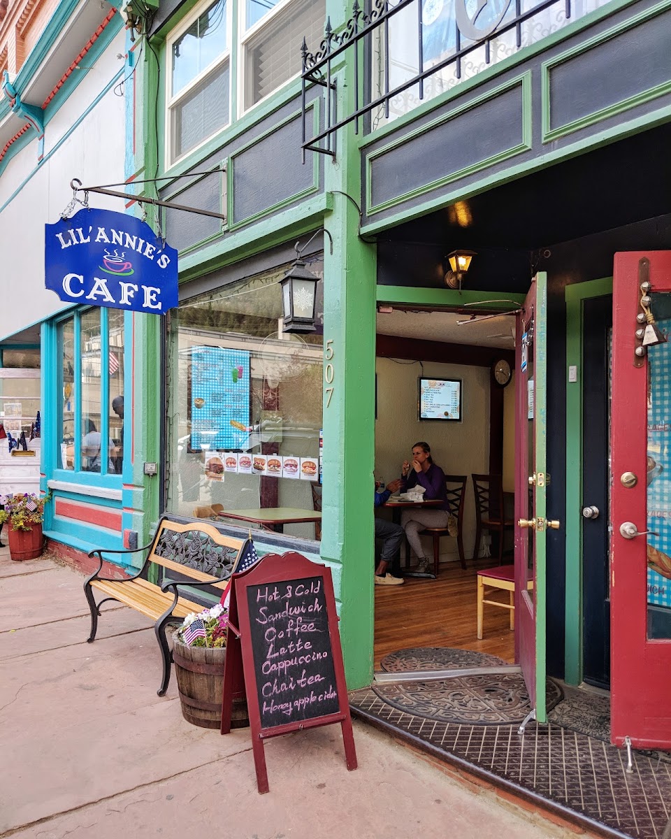 Lil' Annie's Cafe